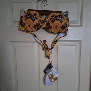 Zeraca bikini top size 38C has extra cups and has string also